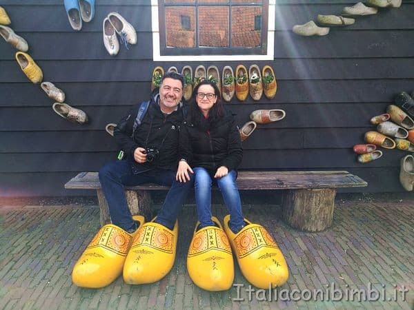 foto con gli zoccoli giganti Zaanse Schans