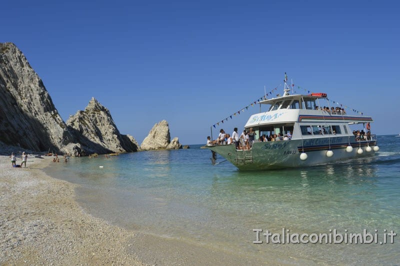 Rilascio della tartaruga - arrivo della nave Calypso sulla spiaggia