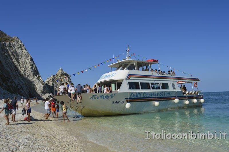  Rilascio della tartaruga - arrivo della nave Calypso sulla spiaggia