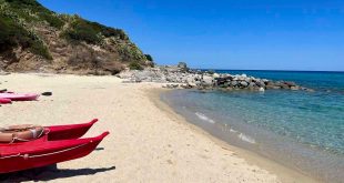 Sardegna - spiagge - Cala Sinzias - pattino